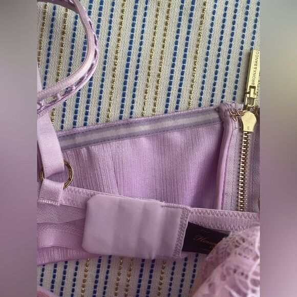 Bronx & Banco lavender top with a delicate lace bra - Picture 9 of 11